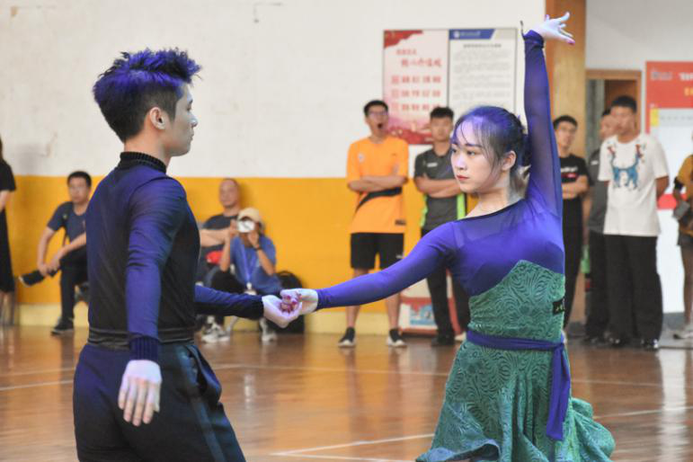 a19a2ed834564dff9f7812e1214dade2.png 体育舞蹈队表演.png