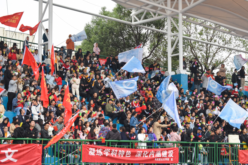 bfca89cbc1c846999dcd5fa32998f862.png 田径场内盛况空前.png