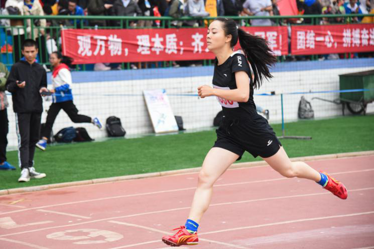 27f25ee156eb447997228ea7a9f72578.png 运动员冲过终点.png