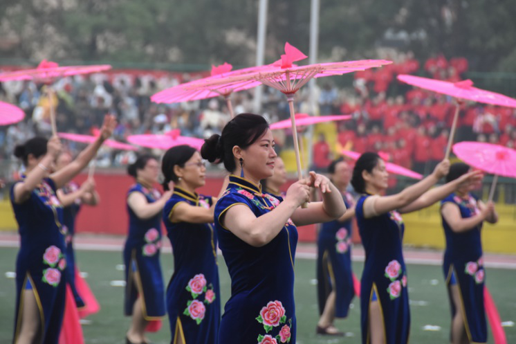 62acd3a66e444231b6d8e48bf4170ec8.png 大型旗袍伞舞表演.png