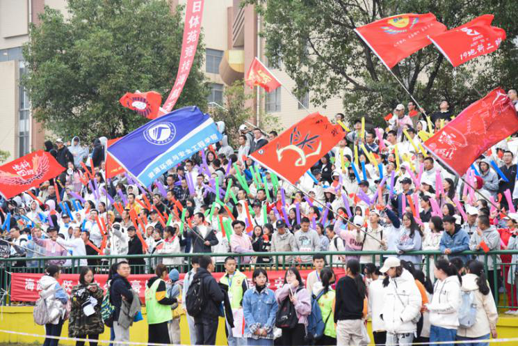 a7402f19112d4fe3a8cbd7ebf3d559b9.png 观众为运动员加油喝彩.png