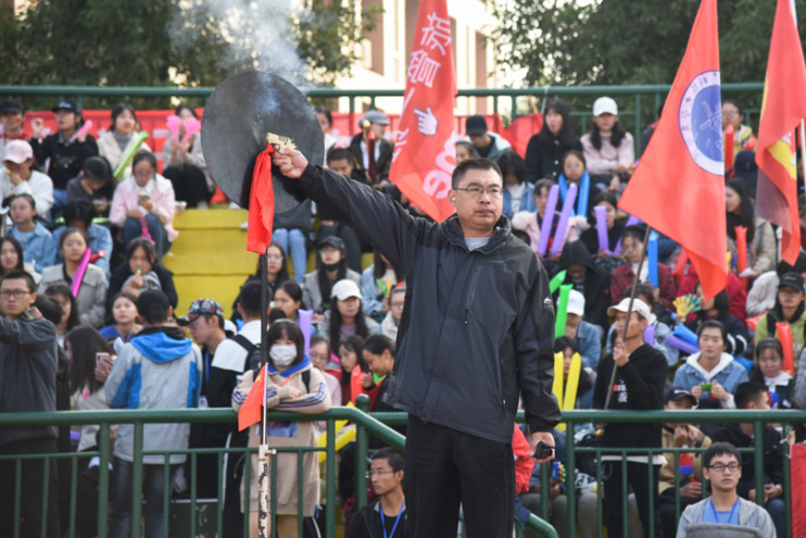 f346b52f17094652bfa1470b7891a9f0.png 裁判发枪.png