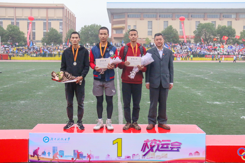 fc1f4e7175d14266a6c6cae904446d1a.png 男子乙组跳高前三名颁奖现场.png