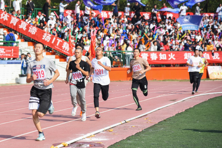 98289a092a584c6496f1f562dad55d2f.png 运动员跑步中.png