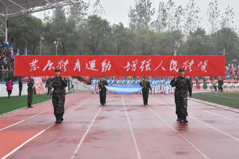 6eabd2a336d647b49fda7b60c2c7623f.png 宣传牌和校旗方阵.png