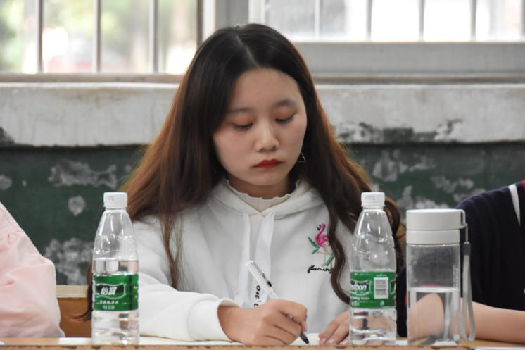 e3d10b73b42847c698e83251a85074a8.png 辩手在认真记录.png