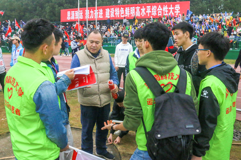 0f17f3bd6a9447579a8356bc6b25a34b.png 现场工作人员讨论.png