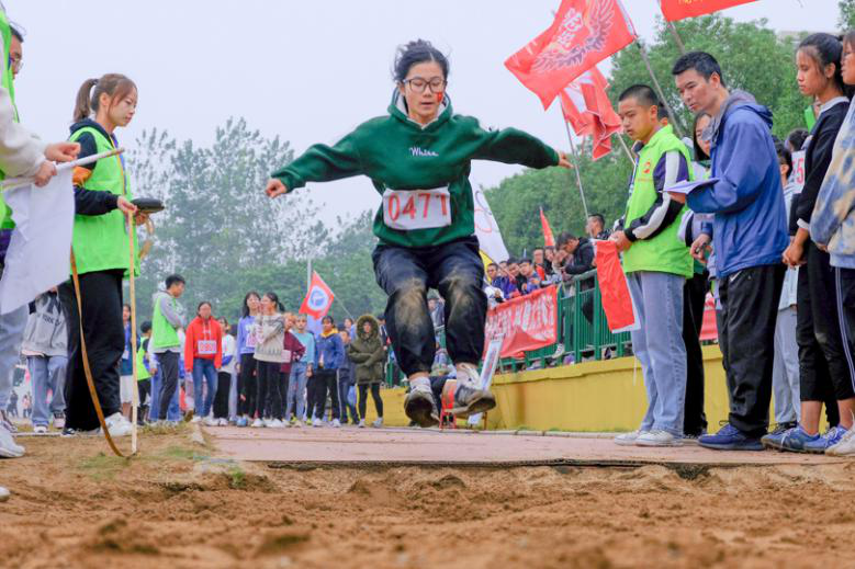 4b9560c31f0b4bfbba1ce39fbeb176e7.png 女子跳远特写.png