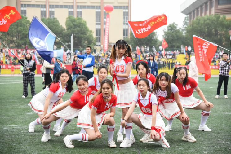 16c45bdccaf648079cfd2160ada335e5.png 啦啦队表演.png