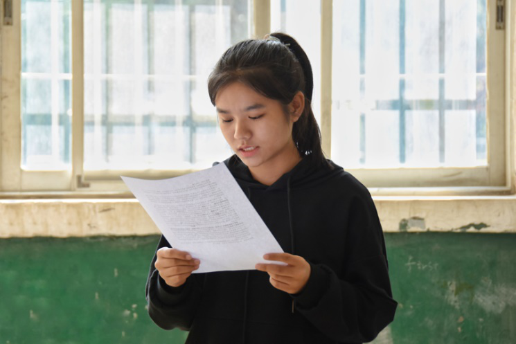 f10647bd30aa47eb8cc3dc7fee408c54.png 正方一辩严佳慧在立论陈词.png