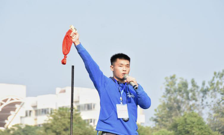 573751ddc2c1490eb961162417f250ef.png 裁判宣布比赛开始.png