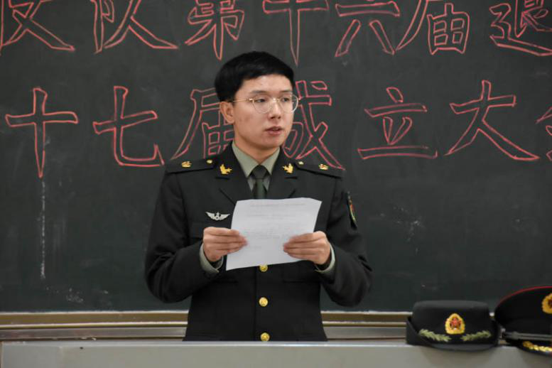 edf073ef74634817bd962dd1e24716ef.png 钱琳琳宣读退役命令.png