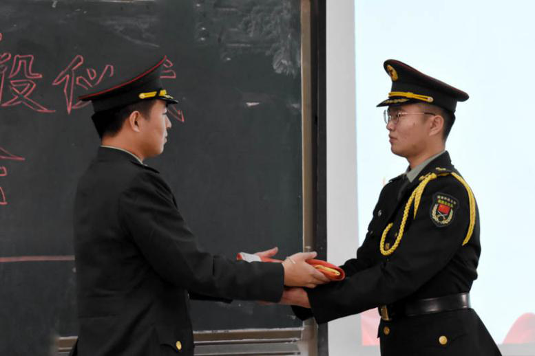 aaab995f27424fa3a76cb9049845ecef.png 交接队旗.png